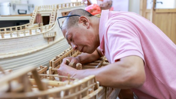 聚宝盆 吾乡大藏·泉州丨穿搭基础，手艺就不基础！匠人趿拖鞋做船模